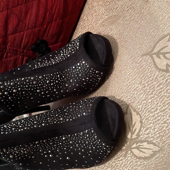 Sparkling and beautiful by Jennifer Lopez. - Picture 3 of 11